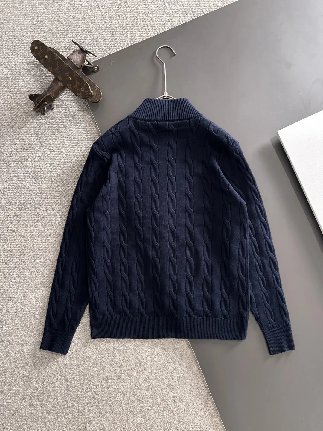 Next day shipping P460 Big Goose 2025 official website latest winter sweater, popular items are on sale at the counter simultaneously! Specially made of wool blended fabric. It feels comfortable and can be directly in contact with the skin. The logo badge is exquisitely embroidered, which is extremely eye-catching! The details highlight the fashionable charm of big brands. Exquisite workmanship. Three-dimensional cutting style. The wearing effect is invincible and handsome! All three standards are complete! Size: M-3XL